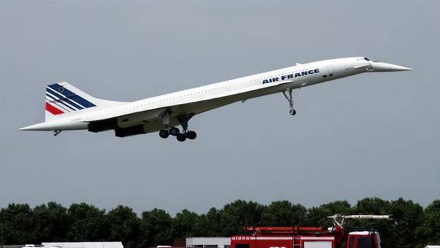 A plane flying in the sky

AI-generated content may be incorrect.