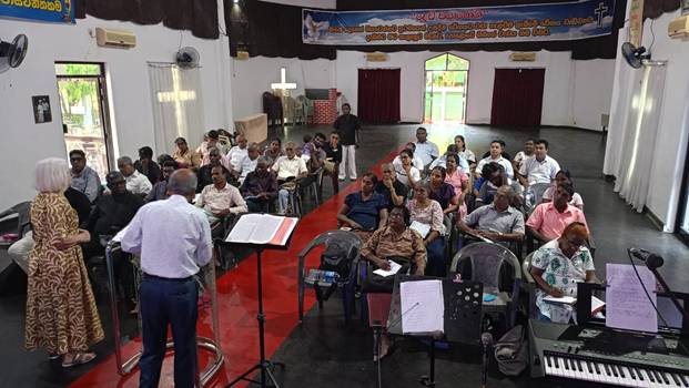 A person standing in front of a group of people

AI-generated content may be incorrect.